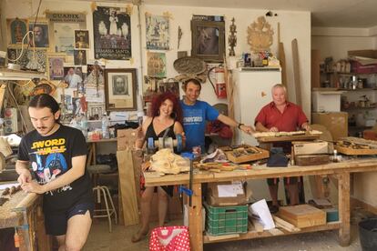 Esteban Jiménez, artesano de Baza (Granada), con varios alumnos en su taller. FOTO: D. R. C. 
