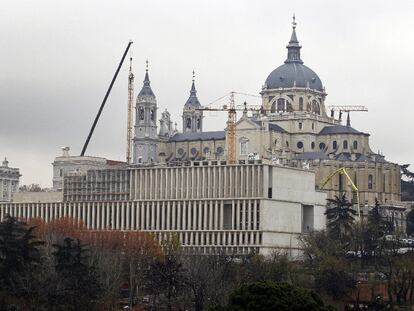 El Museo de Colecciones Reales cubre en parte la fachada de la Almudena.