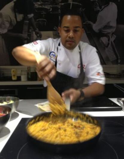 El chef puertorriqueño Fernando Parrilla prepara un 'arroz con gandules'.
