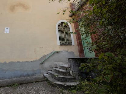 Entrada a la antigua casa de Vicente Aleixandre, en la calle de Velintonia de Madrid.