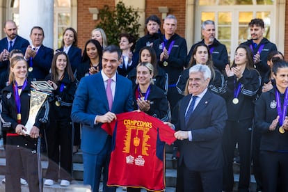 Pedro Sánchez y el presidente de la Comisión Gestora de la RFEF, Pedro Rocha, posa con la camiseta de campeonas de la Liga de las Naciones, este jueves en el palacio de la Moncloa.