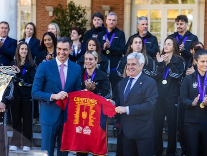 DVD 1202 29/2/2024).  Madrid, España.

Recibimiento del presidente del gobierno, Pedro Sanchez, la ministra de educacion, Pilar Alegría y el presidente del CDS, Victor Francos a la selección femenina de futbol campeona de la liga de las naciones femenina.
Palacio de la Moncloa  / INMA FLORES
