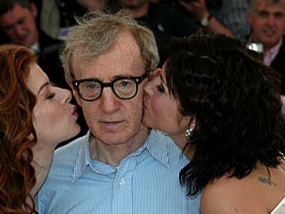 Las actrices Tiffani Thissen (a la derecha) y Debra Messing besan a Woody Allen, ayer en Cannes.