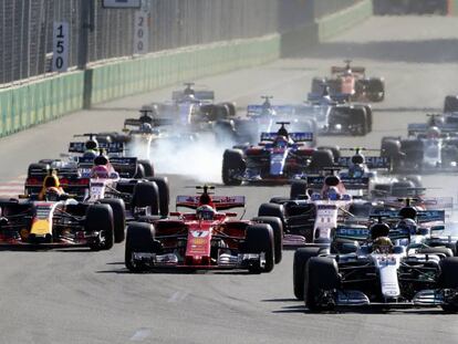 Hamilton lidera la salida del GP de Azerbaiyán, en Bakú.