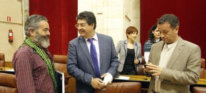 Los parlamentarios de IU Juan Manuel Sánchez Gordillo, Diego Valderas y José Antonio Castro, en la Cámara autonómica.