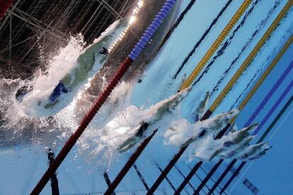 Michael Phelps (izquierda) compite en la final de 100 metros mariposa.