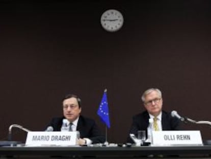 Mario Draghi, presidente del Banco Central Europeo, y Olli Rehn, comisario europeo de Asuntos Económicos, en una rueda de prensa en Tokio durante la reunión del FMI