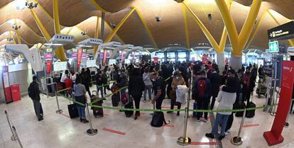 Viajeros en la terminal 4 de Madrid-Barajas.