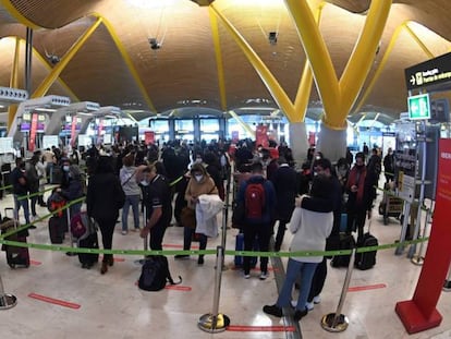 Viajeros en la terminal 4 de Madrid-Barajas.