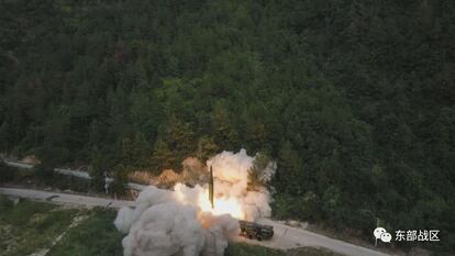 Lanzamiento de un cohete chino el jueves, en un lugar no especificado. Imagen proporcionada por el Comando del Este del ejército chino. 