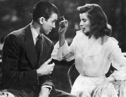 James Stewart y Katharine Hepburn conversan en un momento del filme 'Historias de Filadelfia'.