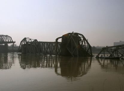 La explosión de un camión bomba ha destruido el puente de Sarafiya de Bagdad, cuya estructura se ha venido abajo. Al menos diez personas han muerto y varias decenas han resultado heridas después de que los vehículos en los que viajaban cayeran al río.