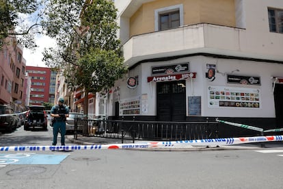 Operativo de la Guardia Civil en un local de restauración del centro de Las Palmas de Gran Canaria este martes. 