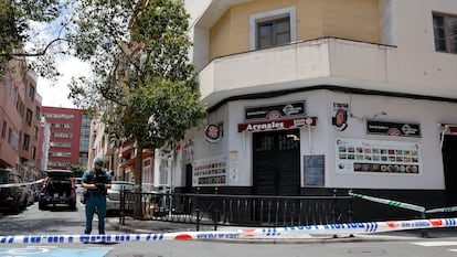Operativo de la Guardia Civil en un local de restauración del centro de Las Palmas de Gran Canaria este martes.