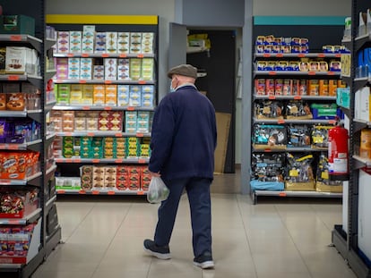 Un cliente hace la compra en un supermercado de Madrid.