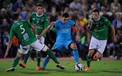 Munir, rodeado por jogadores do Villanovense.