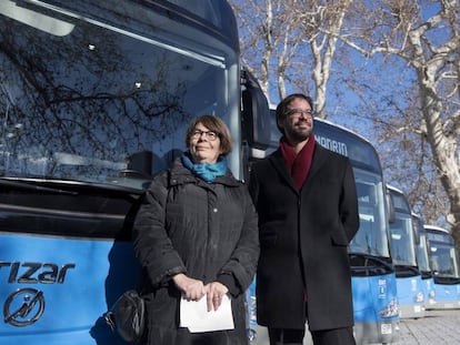 La delegada de Medio Ambiente y Movilidad, In&eacute;s Saban&eacute;s, acompa&ntilde;ada del gerente de la EMT, &Aacute;lvaro Fern&aacute;ndez Heredia.