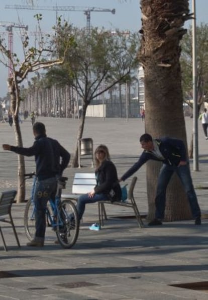 Un carterista roba a una turista en la Barceloneta mientras otro la distrae.