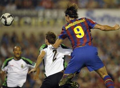 Ibrahimovic cabecea ante Henrique y consigue el primer gol del Barça.