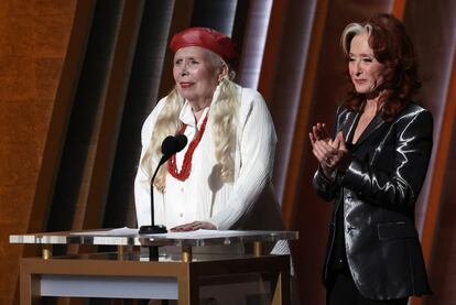 Joni Mitchell y Bonnie Raitt presentando a Brandi Carlile.