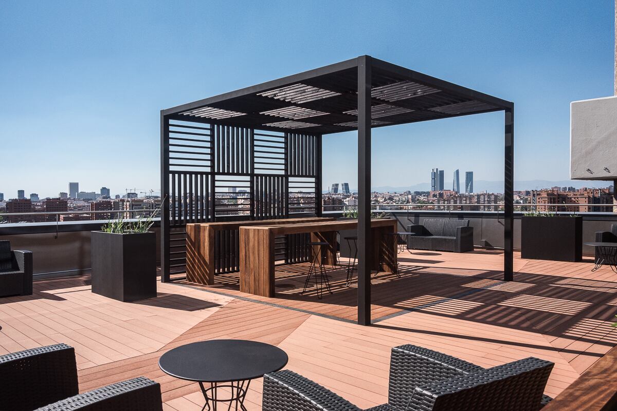 Una de las terrazas de Los Cubos, con vistas a las Cuatro Torres Business Area.