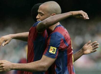 Eto&#39;o y Henry se abrazan tras uno de los goles al Missions Hills.