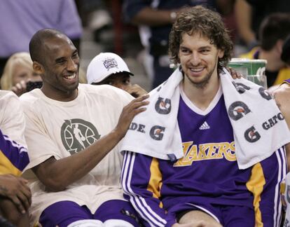 Kobe Bryant y Gasol bromean en el banquillo durante el partido de la NBA, contra los Sacramento Kings, en 2009.