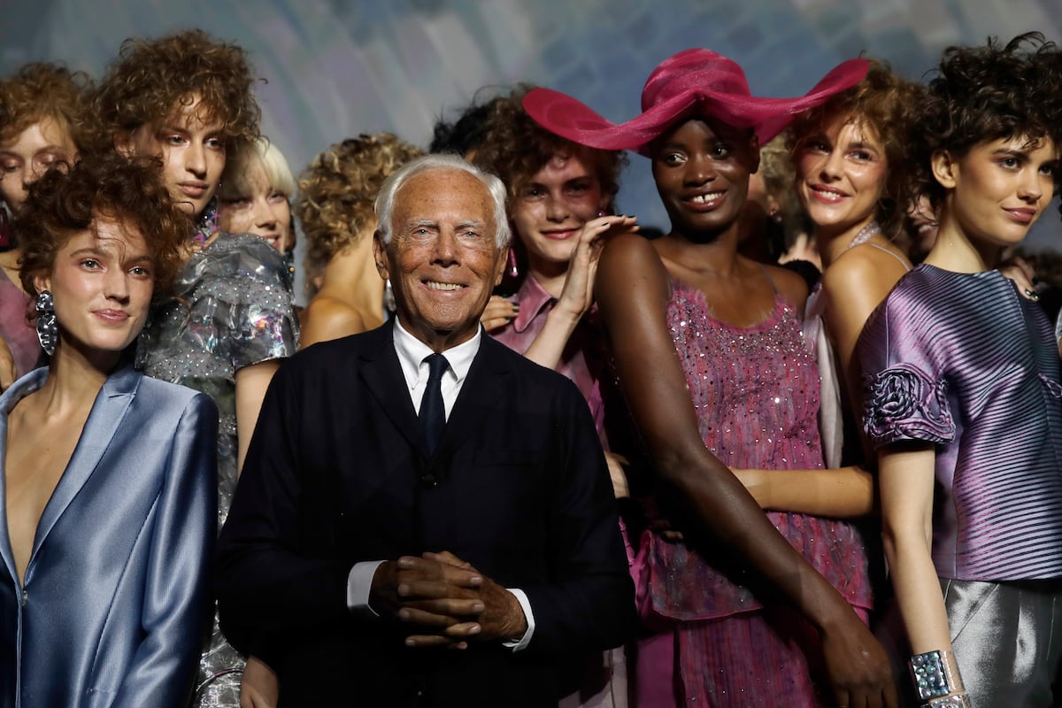 De la invención de las alfombras rojas a las modelos sonrientes: todas las revoluciones que Armani inició en la moda