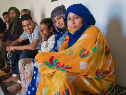 Maloma Morales, en una imagen reciente acompañada de su familia biológica en su casa del campamento de Smara (Tinduf).