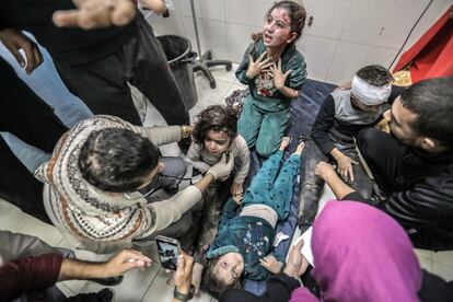 Niños palestinos heridos a causa de los ataques israelíes llegan al hospital de Nasser, este jueves en Jan Yunis, al sur de la franja de Gaza.