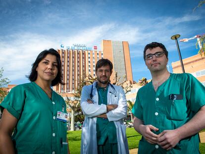 Ana Hernández y Rodrigo Alonso, neumólogos, y Iago Justo, cirujano general del hospital Doce de Octubre.