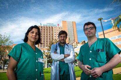 Ana Hernández y Rodrigo Alonso, neumólogos, y Iago Justo, cirujano general del hospital Doce de Octubre.