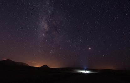 Vista de La Vía Láctea sobre la montaña de Tindaya, en Fuerteventura, durante el eclipse total de la Luna.
