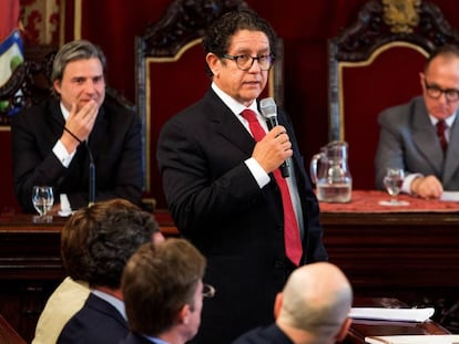 El actor Pedro Casablanc interviene ante Luis Bermejo, al fondo, caracterizado como Tierno Galván.
