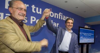 Elías Bendodo (derecha) con el alcalde de Málaga, Francisco de la Torre.