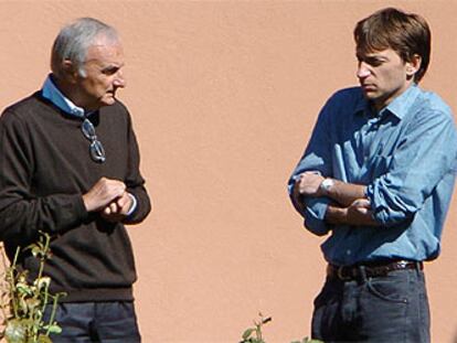 Calisto Tanzi (a la izquierda), junto a su hijo Stefano, en su casa de Parma.