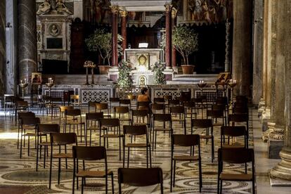 Vista del interior de la iglesia de Santa María de Trastevere (Roma) con sillas en vez de bancos para mantener la distancia social.