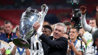 Carlo Ancelotti celebra con el trofeo de la Champions League.