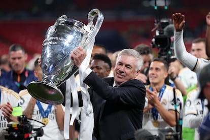 Carlo Ancelotti celebra con el trofeo de la Champions League.