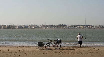 Un pescador, en una playa de Doñana.
