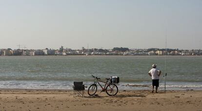 Un pescador, en una playa de Do&ntilde;ana.