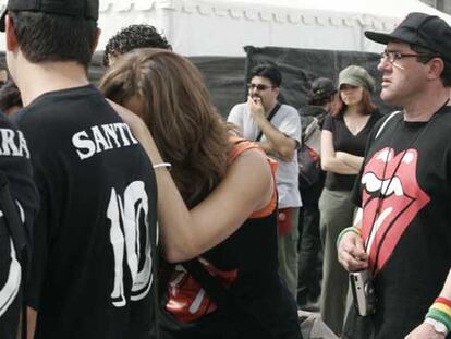 Varios seguirores se lamentan tras conocer la suspensión del concierto, ayer en Valladolid.