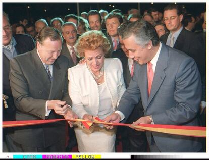 El ministro de Trabajo y Asuntos Sociales. Javier Arenas, la artista Carmen Sevilla, y el alcalde de Madrid, José María Álvarez del Manzano, de derecha a izquierda, cortan la cinta de inauguaración de la residencia 'Carmen Sevilla' que regentará la asociación de disminu{idos ANDE en el distrito madrileño de Ciudad Lineal.La residencia, destinada a personas mayores y discapacitados psíquicos, ocupa una superficie de 3.232 metros cuadrados, dispone de cinco plantas y tiene capacidad para acoger a 79 residentes y 40 externos. MD.37.MADRID.10.4.97. El ministro de Trabajo y Asuntos Sociales. Javier Arenas, la artista Carmen Sevilla, y el alcalde de Madrid, Jos{e Mar{ia Alvarez del Manzano, de derecha a izquierda, cortan la cinta de inauguaraci{on de la residencia "Carmen Sevilla" que regentar{a la asociaci{on de disminu{idos ANDE en el distrito madrile|o de Ciudad Lineal.La residencia, destinada a personas mayores y discapacitados ps{iquicos, ocupa una superficie de 3.232 metros cuadrados, dispone de cinco plantas y tiene capacidad para acoger a 79 residentes y 40 externos.EFE/G. CAMPOS