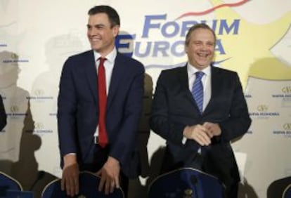 El secretario general del PSOE, Pedro Sánchez, con el candidato Antonio Carmona.