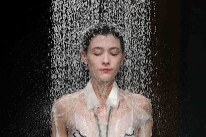 El agua cae sobre una modelo en el desfile del diseñador, Hussein Chalayan, durante la Semana de la Moda de París (Francia).