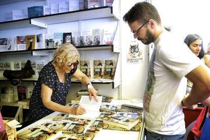 Manuela Carmena, en la Feria del Libro de Madrid.