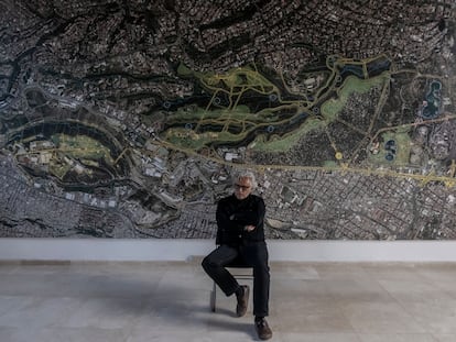 Gabriel Orozco, frente a uno de los mapas que muestra el proyecto Chapultepec.