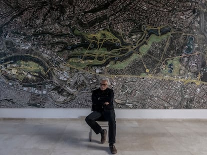 Gabriel Orozco, frente a uno de los mapas que muestra el proyecto Chapultepec.