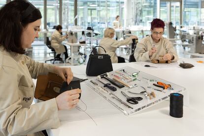 Artesanas trabajan en la nueva fábrica de Fendi en la Toscana.