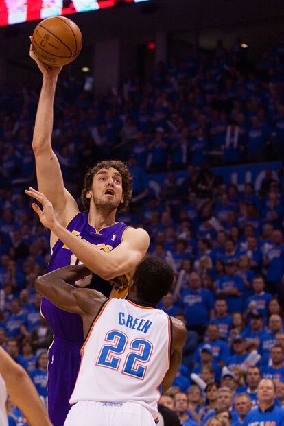 Pau durante el partido entre los Lakers y Oklahoma City Thunder, sexto encuentro de la primera ronda de los playoff, el 30 de abril de 2010. La franquicia angelina perdía de un punto en la última jugada, pero el español marcó en el último segundo tras recuperar un rebote ofensivo para ganar la serie y evitar un séptimo partido (94-95).